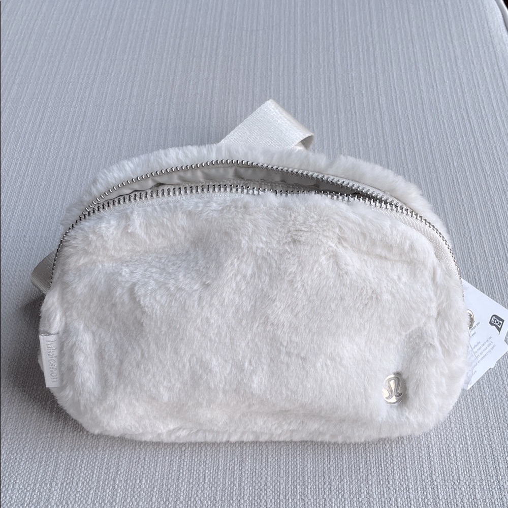 NWT Lululemon Everywhere Belt Bag Plush Fleece - Bone/Silver